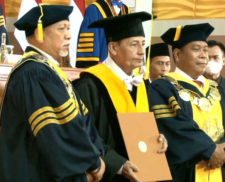 Habib Luthfi bin Yahya saat prosesi penerimaan gelar doktor honoris causa dari UNNES Semarang. 