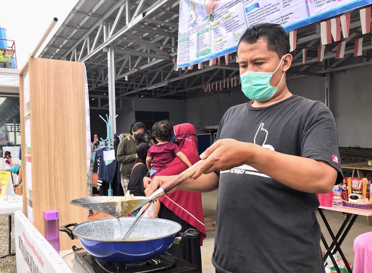 Salah satu pedagang tengah memasak di Pasra Rakyat di Bandung. 