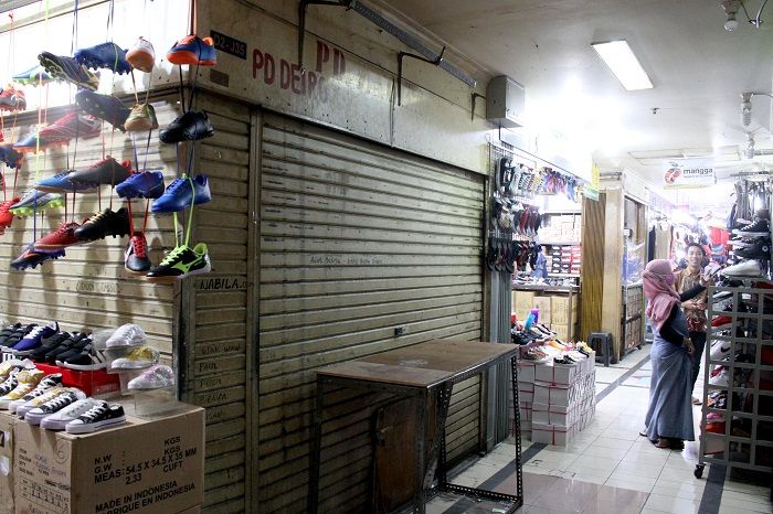 Sejumlah kios pedagang di Pasar Baru, Kota Bandung banyak yang tutup di karenakan kurangnya daya beli masyarakat di masa pandemi Covid-19 serta pengelolaan pasar yang kurang baik, Senin 9 November 2020. (Darma Legi/Galamedia)