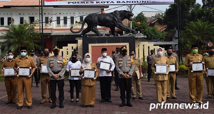 Kapolresta Bandung, Kombes Pol Hendra Kurniawan memberikan penghargaan kepada Pemprov Jabar dan Pemkab Bandung dalam rangka penerimaan anggota POLRI T.A. 2020