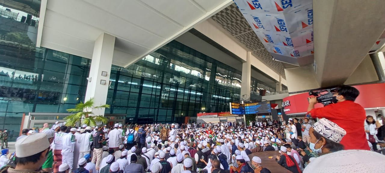 Massa umat Islam menyambut kedatangan Habib Muhammad Rizieq Shihab, telah memenuhi Bandara Soeta sejak subuh.