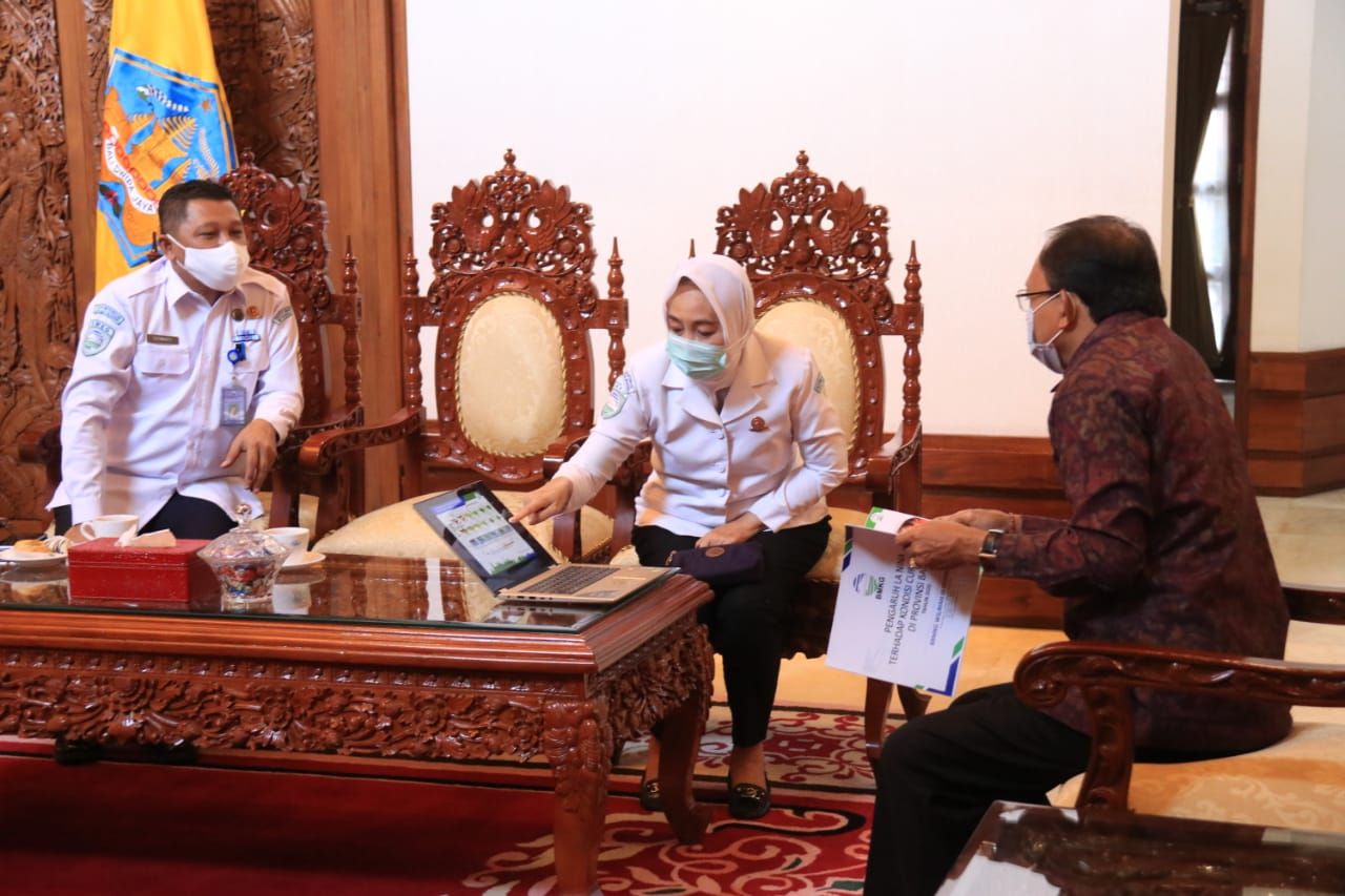 Gubernur Koster enerima audiensi Kepala BMKG Dwikorita Karnawati beserta jajaran di Rumah Jabatan Jayasabha Denpasar pada Senin 9 November 2020 