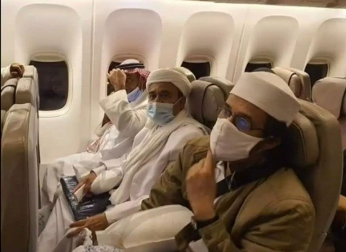 Habib Rizieq Shihab di pesawat.