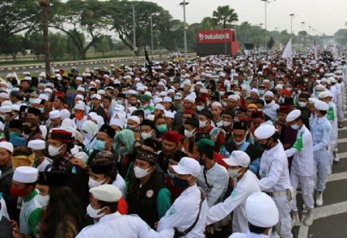 Massa dari berbagai daerah memadati akses tol menuju Bandara Soekarno-Hatta, Selasa 10 November 2020.*