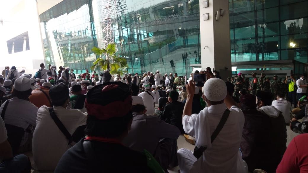 Simpatisan Habib Rizieq berada di Bandara Soekarno-Hatta, sejak Selasa (10/11/2020) pagi WIB
