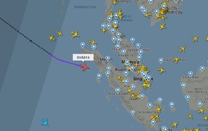 Pantauan Flihtradar24 yang memperlihatkan posisi pesawat Saudi Airline SVA816 berada di atas Samudera Indonesia di barat Pulau Sumatera.
