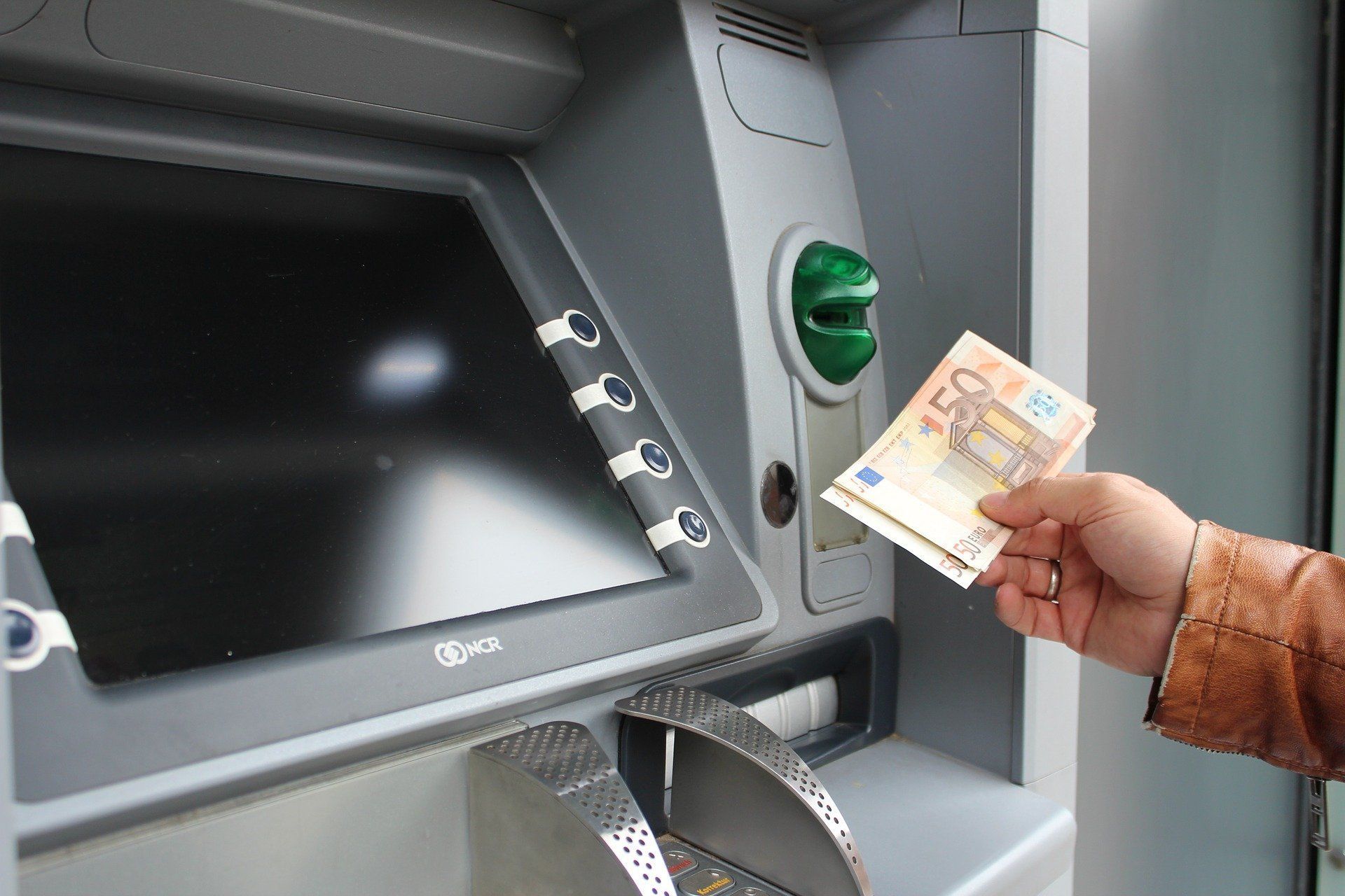 Simak Cara Ambil Uang di ATM BRI, BNI, Mandiri, BCA, hingga ATM Bersama - Berita  DIY