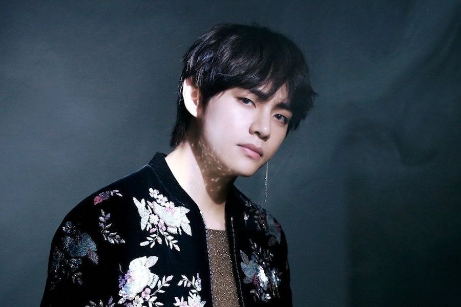 Inilah sisi-sisi lain V BTS alias Kim Taehyung mungkin ARMY belum tahu. Contohnya, ternyata V BTS tangannya kidal dan jari-jari sangat kuat.