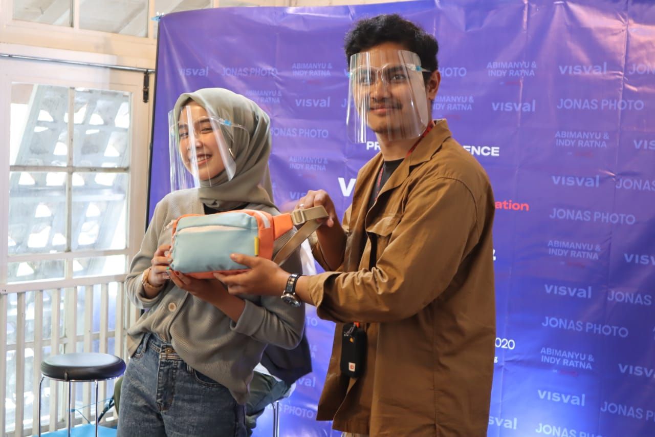 Peluncuran Seri Produk: VISVAL x Abimanyu dan Indy Ratna dari Tim Jurnal Risa Kolaborasi Local Brand Bandung dengan Para Content Creator di Tengah Masa Pandemi.