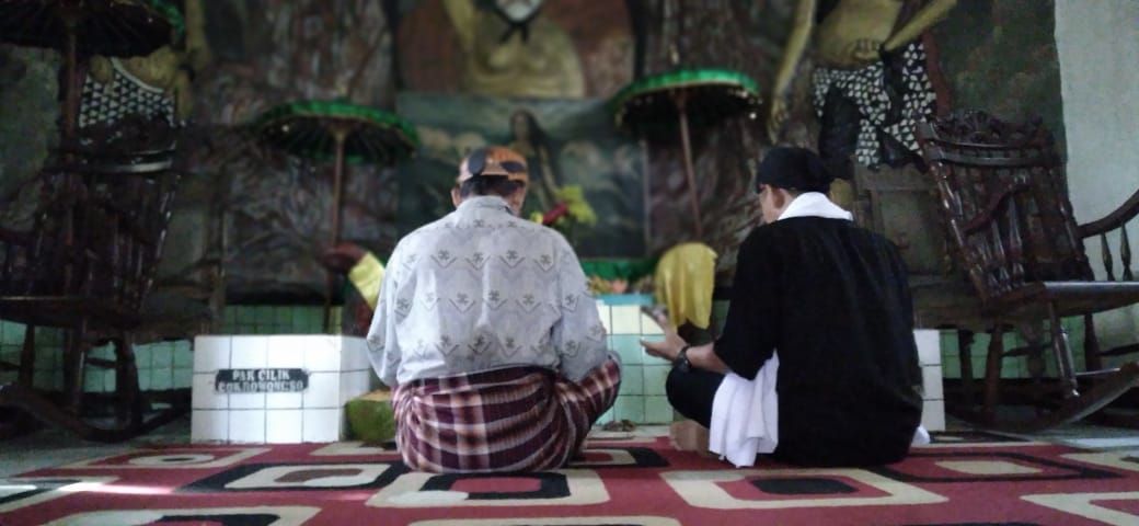 Ki Panca Bumi bersama sang juri kunci melakukan ritual dan doa di Pertapaan Jambe Lima