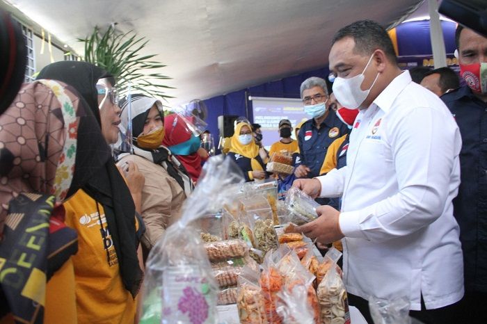 Kepala Badan Perlindungan Pekerja Migran Indonesia (BP2MI), Benny Ramdhani (kanan) saat membeli produk di Kantor UPT BP2MI Bandung, Jln. Soekarno-Hatta, Rabu, 11 November 2020. (Darma Legi/Galamedia)