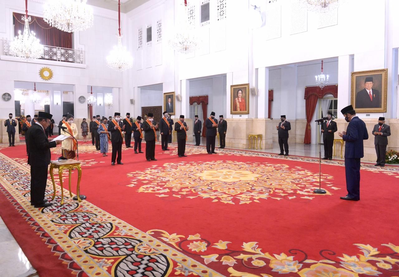 Suasana upacara penganugerahan tanda jasa dan tanda kehormatan Republik Indonesia Tahun 2020 di Istana Negara, Rabu, 11 November 2020.*/BPMI Setpres