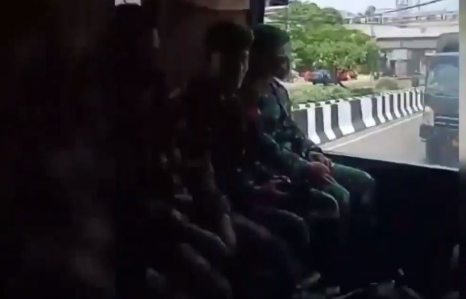 Tangkap Layar Video TNI teriak 'kami bersamamu Habib Rizieq'.