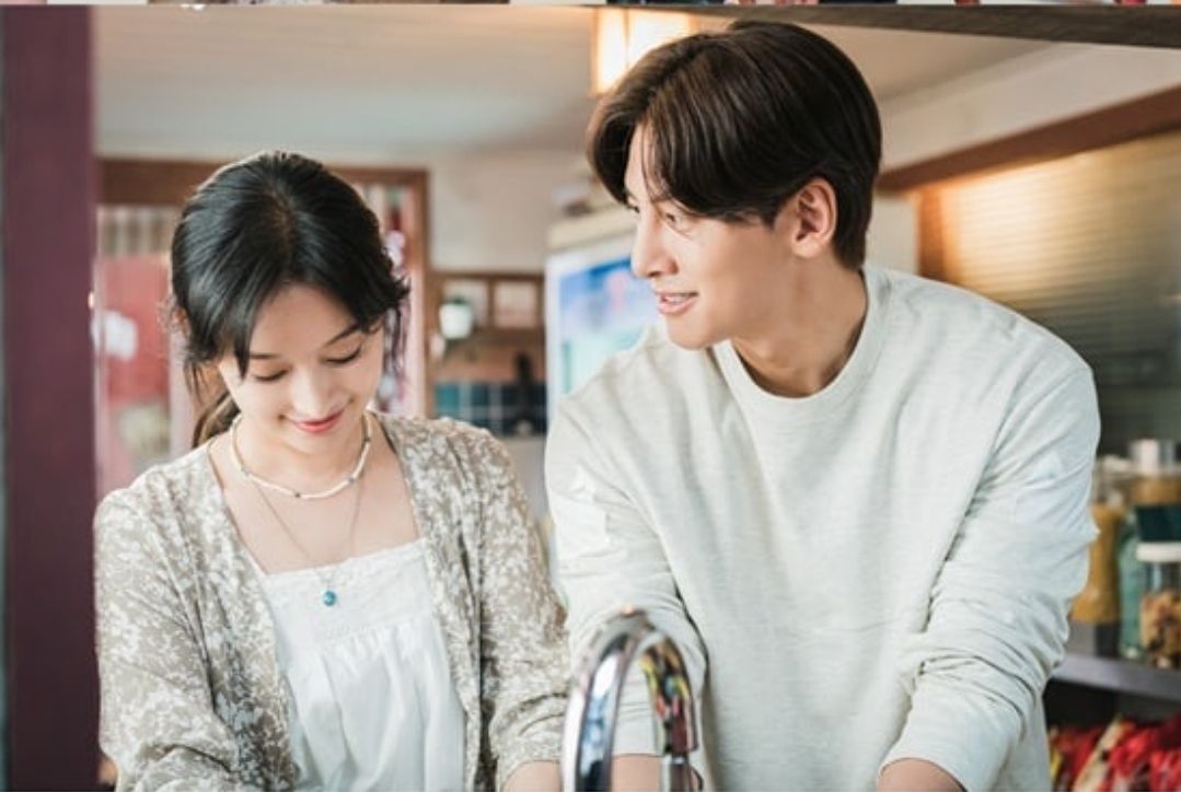 Kim Ji Won (kiri) dan Ji Chang Wook (kanan0 dalam City Couple’s Way of Love.