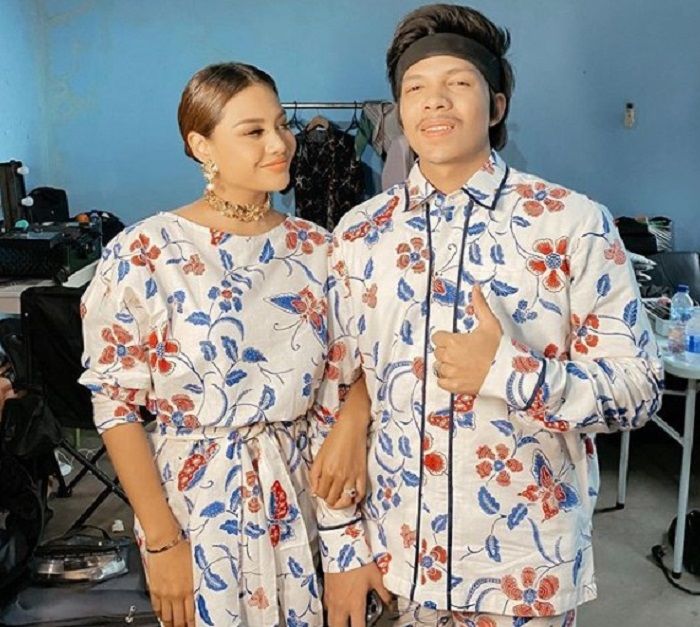 Aurelie Hermansyah dan Atta Halilintar juga mengenakan pakaian batik yang serasi.