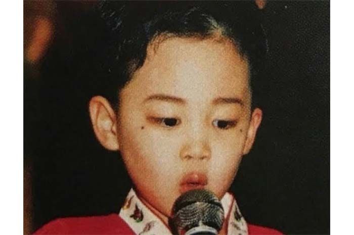 Jimin BTS saat masih kecil dan memegang microphone