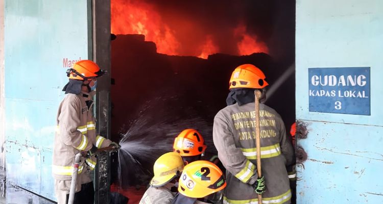 Petugas berusaha memadamkan kebakaran yang terjadi di sebuah gudang di Jalan A.H Nasution, Kelurahan Karang Pamulang, Kecamatan Mandalajati, Kota Bandung, Jawa Barat, Kamis 12 November 2020.