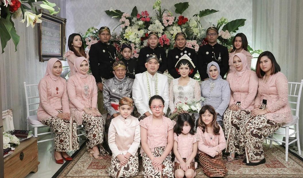 Keluarga besar Tata Janeeta di Bandung