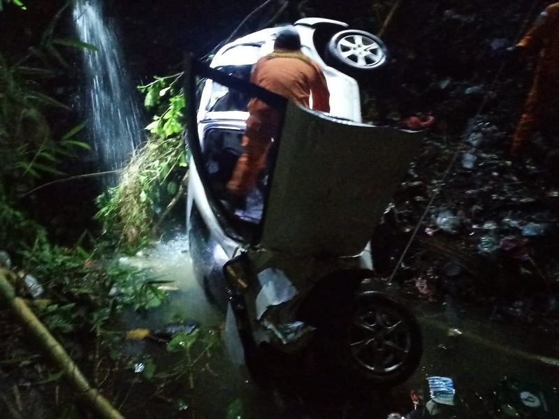 Tim SAR mengevakuasi korban dalam sebuah mobil masuk jurang di daerah Buleleng Bali. Seorang meninggal terjepit badan mobil dan 6 lainnya luka-luka, Rabu 11 November 2020 malam