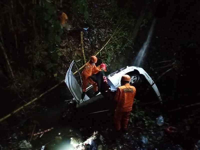 Tim SAR mengevakuasi korban dalam sebuah mobil masuk jurang di daerah Buleleng Bali. Seorang meninggal terjepit badan mobil dan 6 lainnya luka-luka, Rabu 11 November 2020 malam