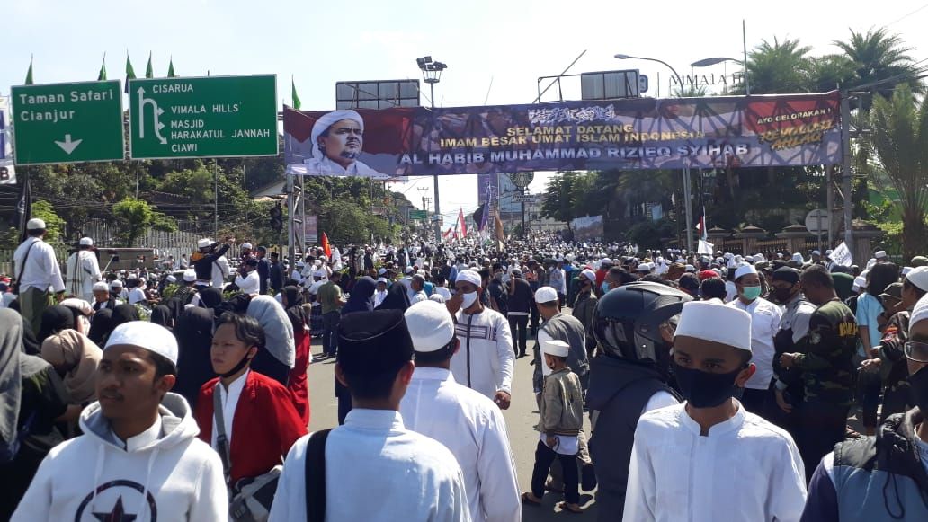 Massa simpatisan Habib Rizieq memadati di Simpang Gadog, Kabupaten Bogor, Jumat 13 November 2020.