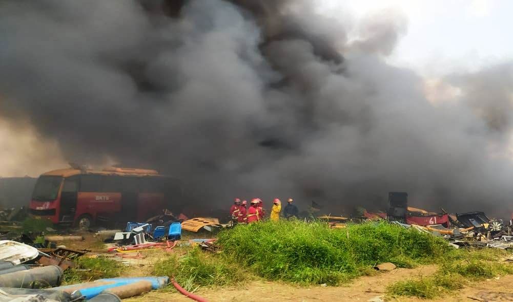 Kepulan asap saat beberapa bangkai bus Transjakarta yang berada di lahan kosong Dramaga, Bogor terbakar, 13 November 2020