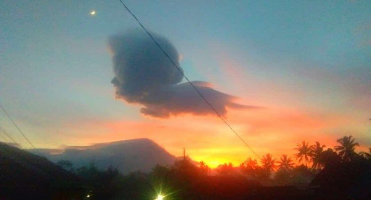 Penampakan awan mirip Semar di langit Gunung Merapi, Kamis, 12 November 2020 