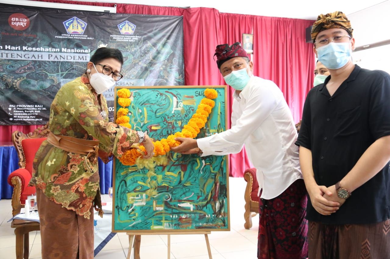 membuka Pameran Lukisan Seniman Muda Bali dengan tema ‘Seni di tengah Pandemi’ yang juga serangkaian dengan Peringatan Hari Kesehatan Nasional, di RSJ Provinsi Bali, Bangli, Kamis 12 November 2020.