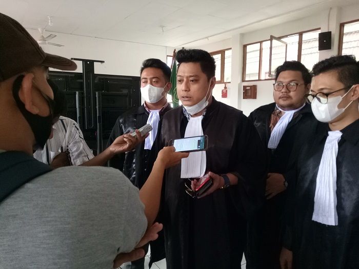 Tim Kuasa Hukum Dony Mulyana Kurnia memberikan keterangan kepada media, di PN Bndung, Jumat 13 November 2020. (Lucky M Lukman/Galamedia)