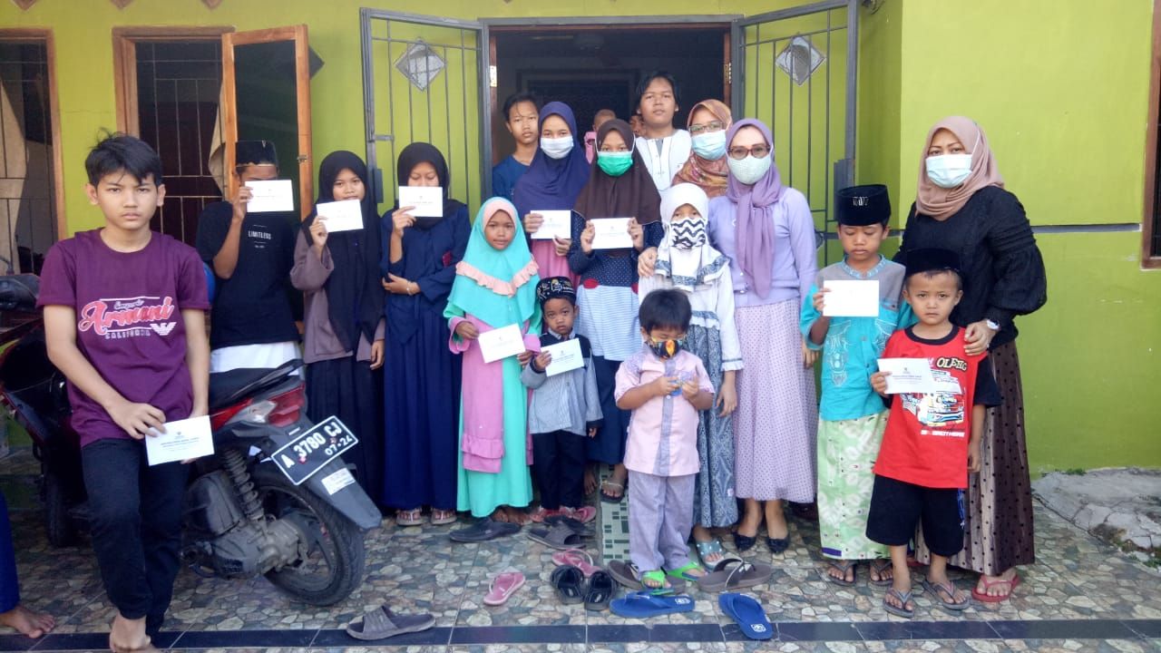 Kabar Banten Peduli saat memberikan santunan di Lingkungan Ciracas, Kelurahan Serang, Jumat 13 November 2020.
