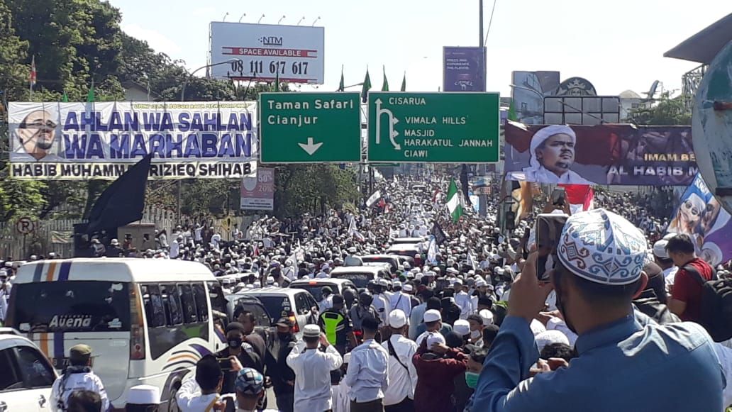 Simpatisan Habib Rizieq menyemut di Simpang Gadog, arus lalu lintas dihentikan sementara, Jumat 13 November 2020.