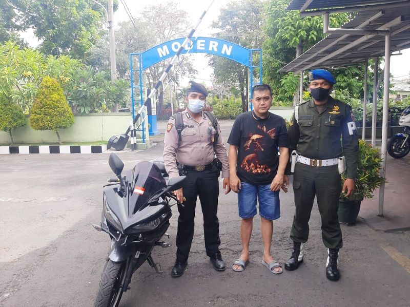 Polisi dan TNI mengamankan seorang pria yang mengaku perwira TNI menipu seorang ibu pemilik warung makan dan anak gadisnya yang berstatus mahasiswi