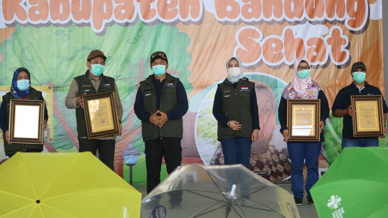  Bupati Bandung Dadang M. Naser (ketiga dari kiri) dan Kepala Dinkes Kabupaten Bandung Grace Mediana (ketiga dari kanan) memberikan piagam penghargaan kepada pengurus puskesmas, di Bale Rame Sabilulungan, Soreang, Jumat 13 November 2020.