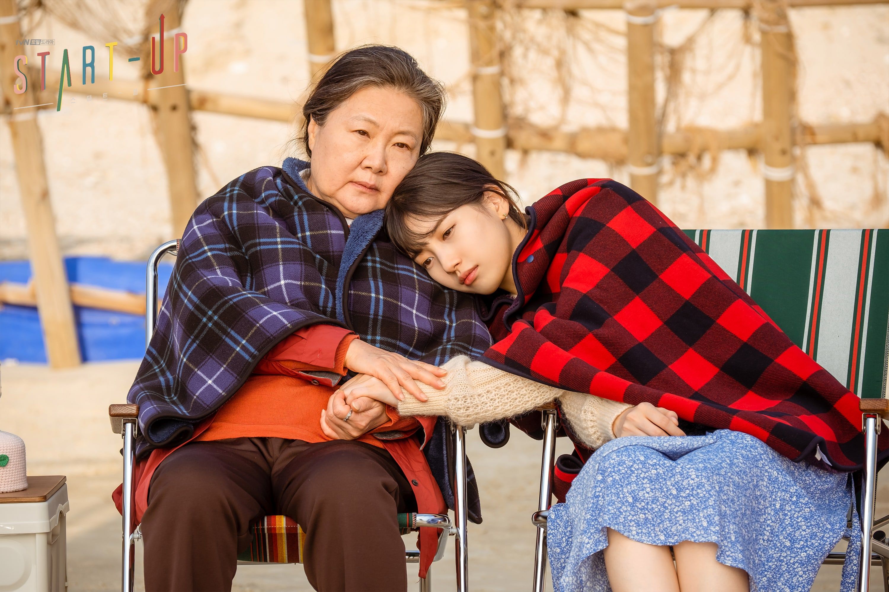 Seo Dal Mi tampak menahan tangisan dan bersandar di bahu neneknya yang tampak sedih