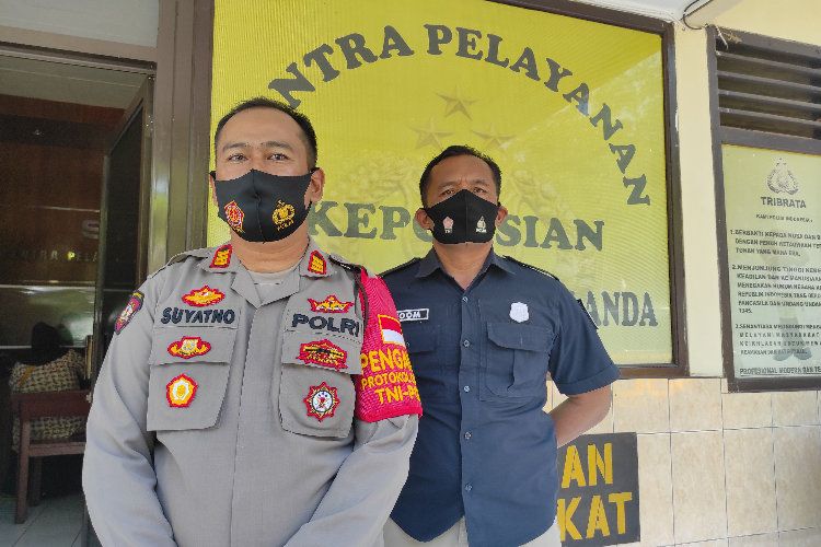 Kapolsek Ciparay Ajun Komisaris Polisi (AKP) Suyatno (kiri)saat memberikan keterangan terkait kasus tindak pencurian kendaraan bermotor, di Markas Polsek Ciparay, Kabupaten Bandung, Jumat, 13 November 2020.
