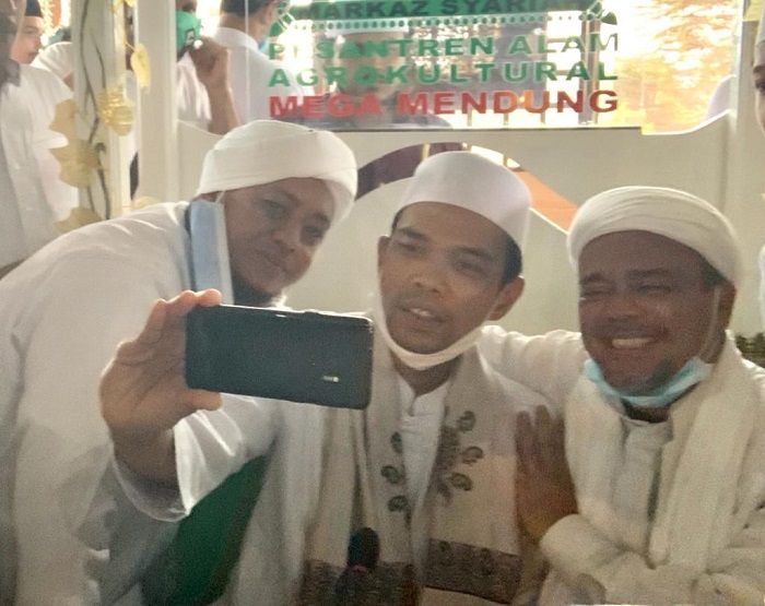 Ustaz Abdul Somad bertemu dengan Habib Rizieq Shihab di Markas Syariah FPI Megamendung, Bogor, Jawa Barat