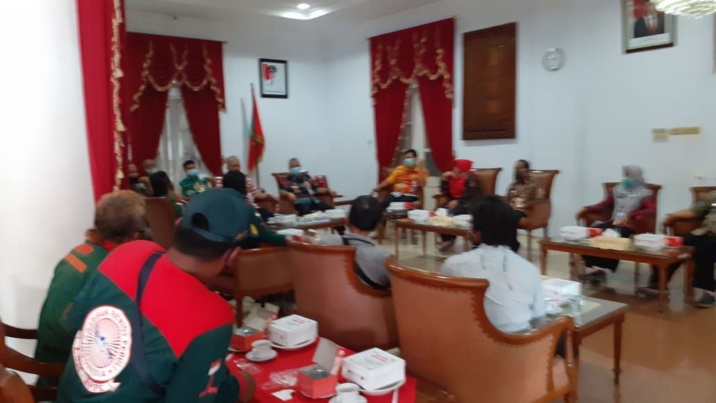Warga Dusun Kemojing, Desa Kemangkon didampingi LSM BPPI Purbalingga audensi dengan Pjs Bupati Purbalingga beserta jajaran di Komplek Pendapa Dipokusumo, Kamis 12 November 2020.