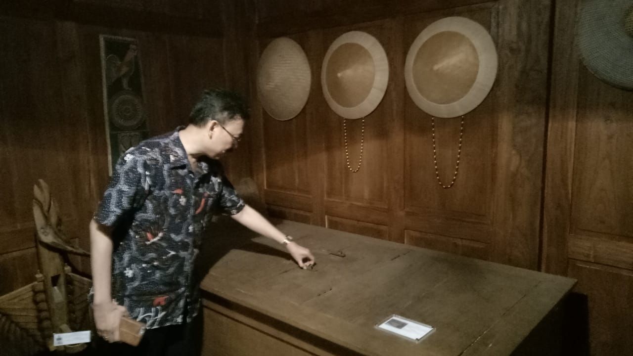 Pengunjung tengah meligat peralatan pertanian di Museum Pertanian Kota Bogor