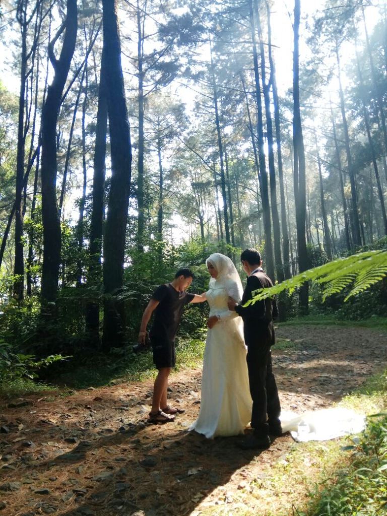 Pasangan pengantin tengah melakukan sesi foto pra pernikahan di Bumi Perkemahan Sukamantri
