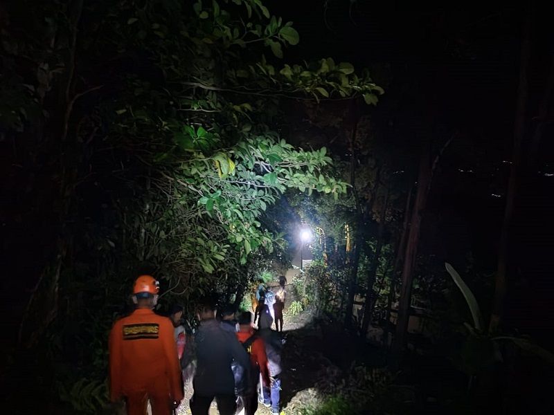 Tim SAR gabungan mengavakuasi 5 pelajar yang tersesat di Gunung Batu Karu Tabanan Bali, Jumat 13 November 2020