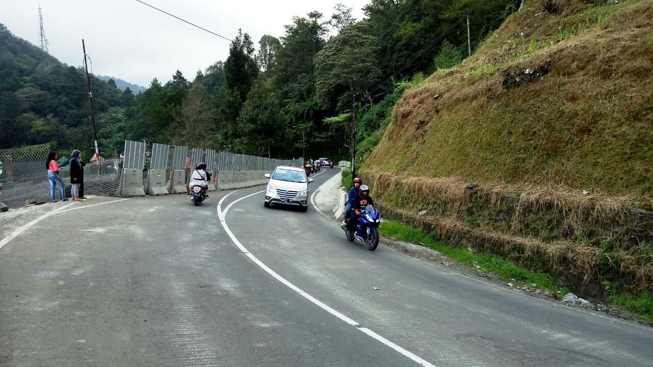 Bekas longsor yang terjadi di Jalur Puncak Bogor, 2018