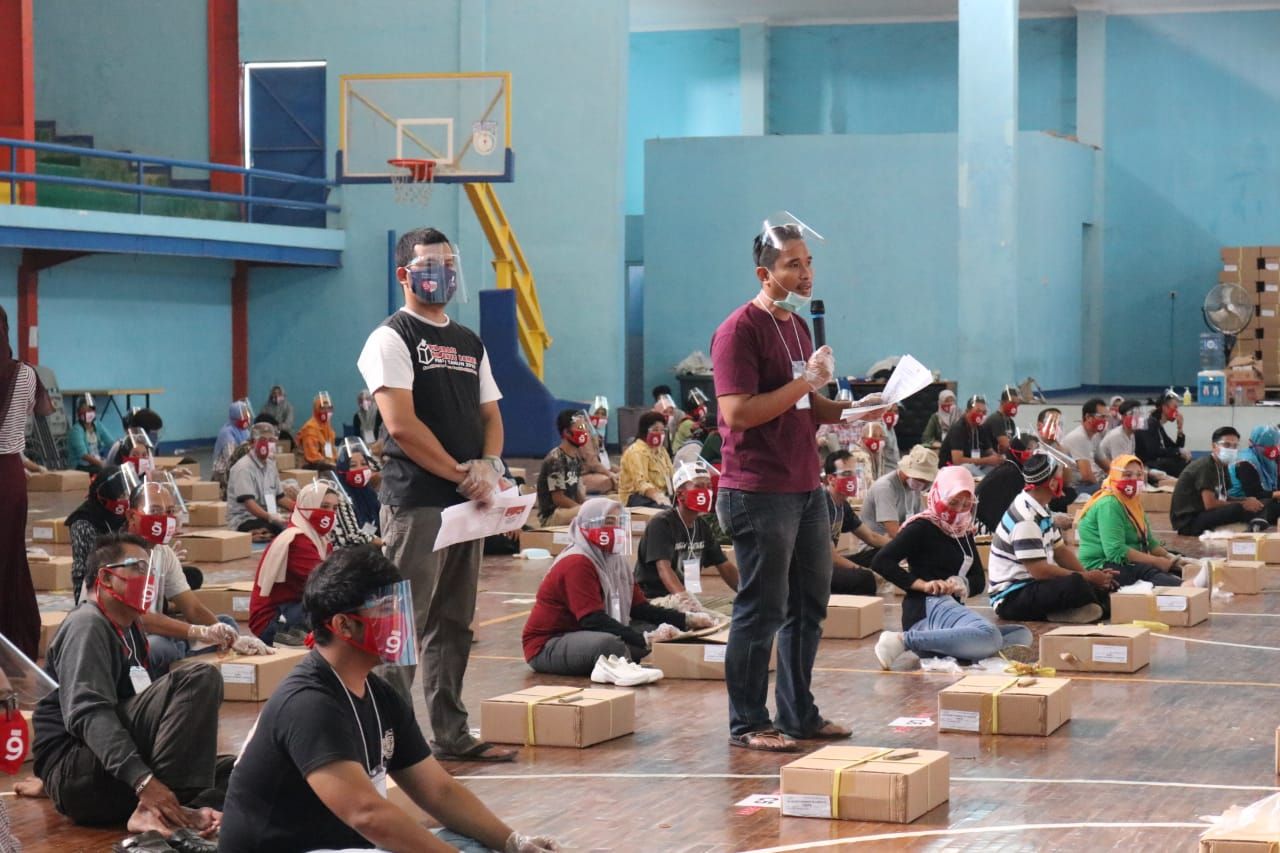 Proses sortir dan lipat surat suara di Gedung Generasi Muda (GGM), Jalan Ir H Djuanda, Panembong, Cianjur