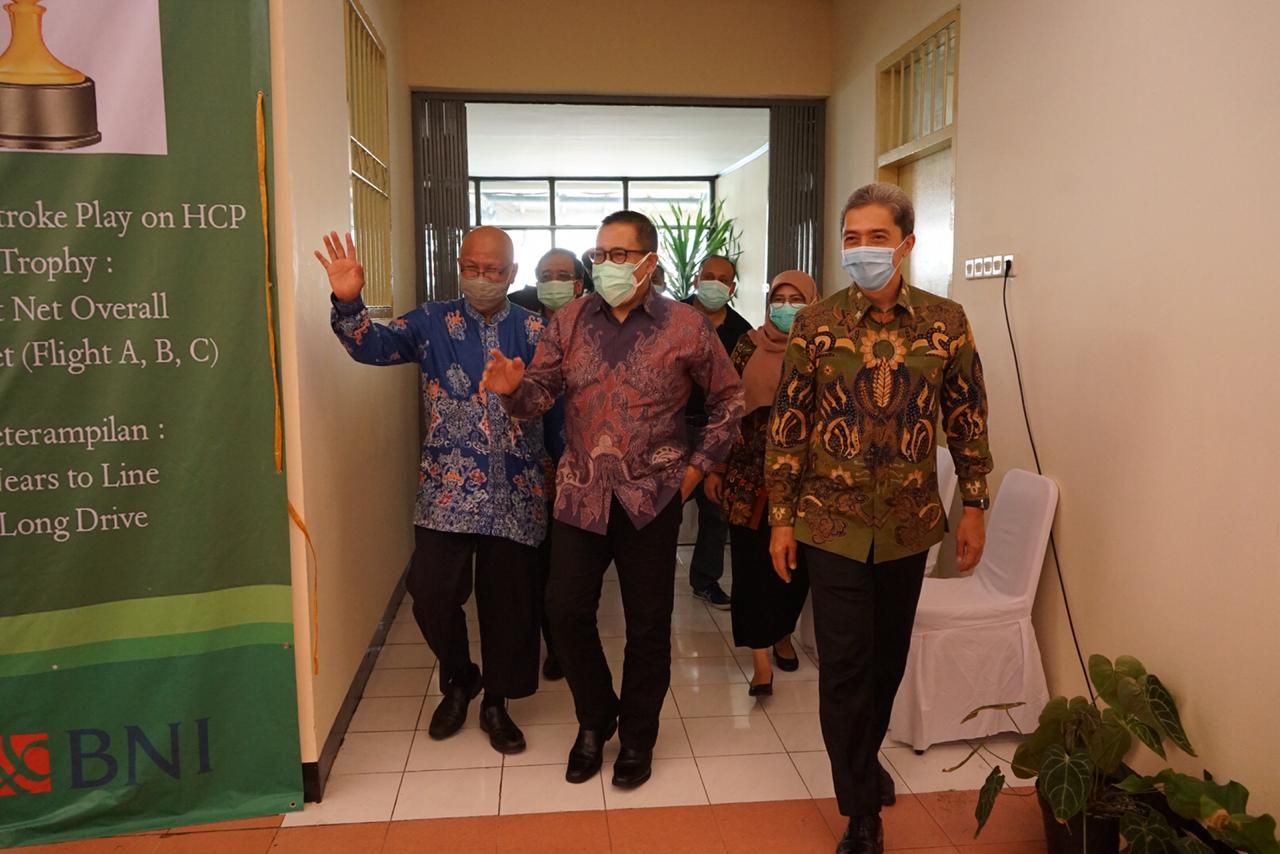 Wakil Wali Kota Bogor Dedie A. Rachim (kanan) bersama Dirjen Pelayanan Kesehatan Kemenkes, Prof. Kadir dan Direktur RSJ Marzoeki Mahdi, dr. Fidiansyah saat meresmikan ruang isolasi pasien Covid-19.*
