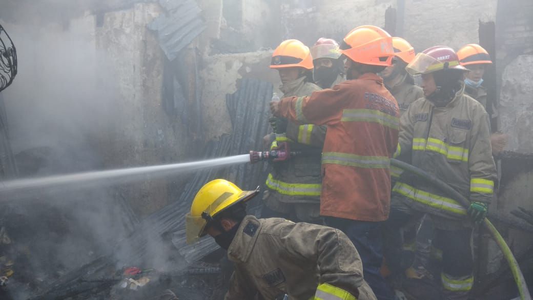 Petugas Diskar PB Kota Bandung saat memadamkan api dalam peristiwa kebakaran rumah di Jalan Pagarsih, Kelurahan Jamika, Kecamatan Bojongloa Kaler, Minggu 15 November 2020 sore.