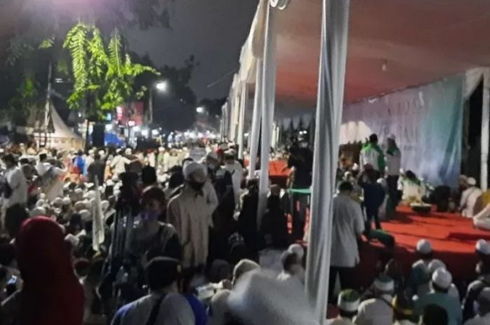 Massa menghadiri acara Maulid Nabi Muhammad SAW di kediaman Habib Rizieq kemudian Satpol PP DKI berin sanksi Rp50 juta kedepan FPI akan patuh prokes