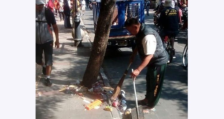 Petugas dari PD Kebersihan/DLHK Kota Bandung saat memberskan serakan sampah di Jalan Braga, Minggu 15 November 2020 pagi