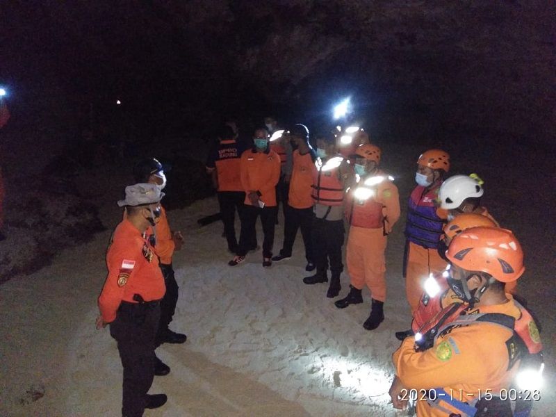 Basarnas Bali dan tim SAR gabungan menerjunkan sejumlah personel dalam evakuasi 13 mahasiswa yang terjebak air laut pasang saat berlibur di Pantai Uluwatu pada Sabtu 14 November 2020 malam