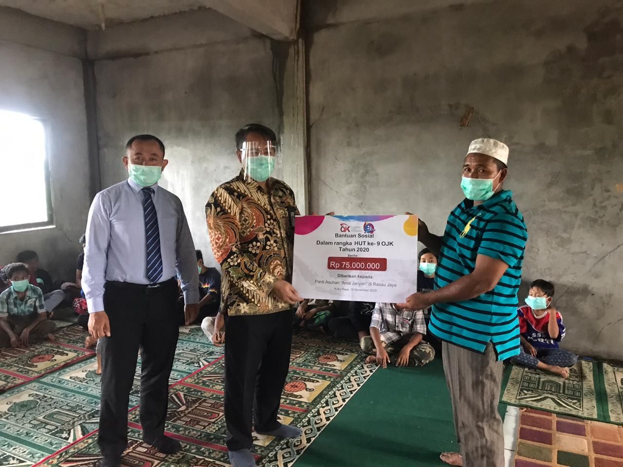 OJK Kalbar menyerahkan bantuan untuk pendidikan di Panti Asuhan Amal Jariyah Rasau Jaya/