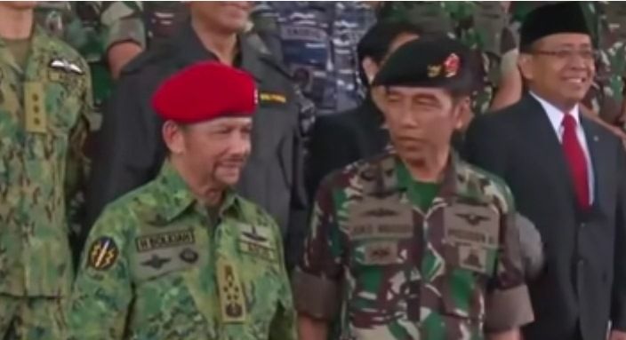 Sultan Hasanal Bolkiah dengan baret Kopassus bersama Presiden RI, Joko Widodo.