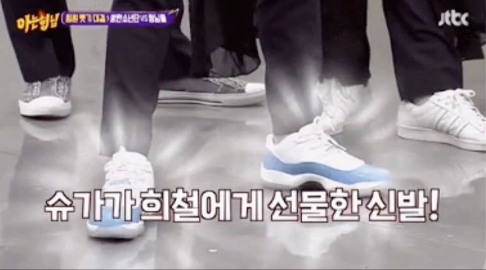 Sepatu Heechul yang diberikan Suga